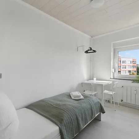 Crew Beds - In For 7 People - 75m2, 3x Bedroom, 7x Single Bed, Free Coffee, Wifi & Parking - 24h Check In #wob03 Appartement *