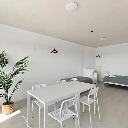 Crew Beds - In For 7 People - 75m2, 3x Bedroom, 7x Single Bed, Free Coffee, Wifi & Parking - 24h Check In #wob03