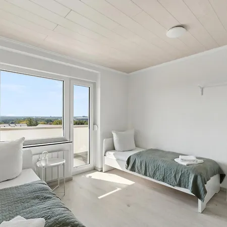 Crew Beds - In For 7 People - 75m2, 3x Bedroom, 7x Single Bed, Free Coffee, Wifi & Parking - 24h Check In #wob03 Apartment Wolfsburg