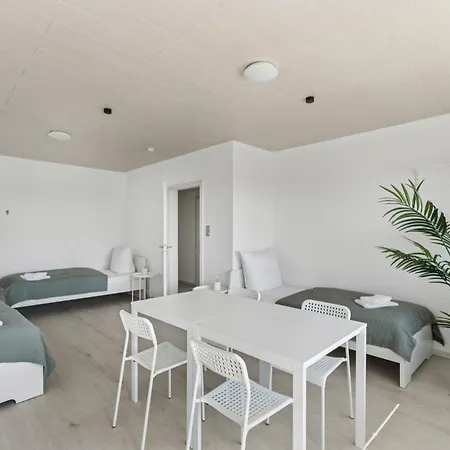 Crew Beds - In For 7 People - 75m2, 3x Bedroom, 7x Single Bed, Free Coffee, Wifi & Parking - 24h Check In #wob03 Wolfsburg