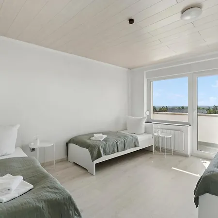 Crew Beds - In For 7 People - 75m2, 3x Bedroom, 7x Single Bed, Free Coffee, Wifi & Parking - 24h Check In #wob03 *