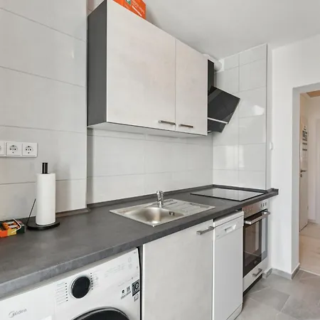Apartment Crew Beds - In For 7 People - 75m2, 3x Bedroom, 7x Single Bed, Free Coffee, Wifi & Parking - 24h Check In #wob03