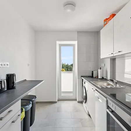 Apartment Crew Beds - In For 7 People - 75m2, 3x Bedroom, 7x Single Bed, Free Coffee, Wifi & Parking - 24h Check In #wob03