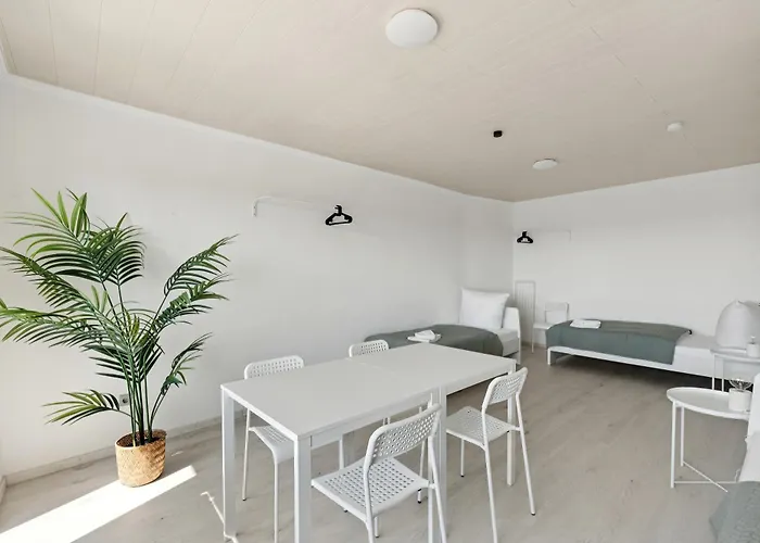 Crew Beds - In For 7 People - 75m2, 3x Bedroom, 7x Single Bed, Free Coffee, Wifi & Parking - 24h Check In #wob03