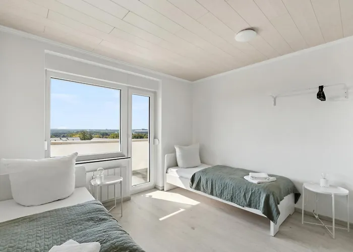 Crew Beds - In For 7 People - 75m2, 3x Bedroom, 7x Single Bed, Free Coffee, Wifi & Parking - 24h Check In #wob03 公寓 沃尔夫