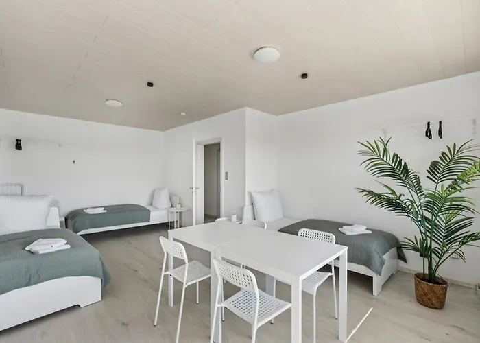 Crew Beds - In For 7 People - 75m2, 3x Bedroom, 7x Single Bed, Free Coffee, Wifi & Parking - 24h Check In #wob03 沃尔夫