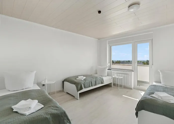 Crew Beds - In For 7 People - 75m2, 3x Bedroom, 7x Single Bed, Free Coffee, Wifi & Parking - 24h Check In #wob03 *