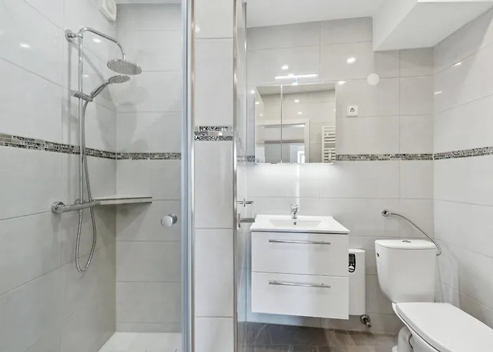 Crew Beds - In For 7 People - 75m2, 3x Bedroom, 7x Single Bed, Free Coffee, Wifi & Parking - 24h Check In #wob03 Daire Wolfsburg